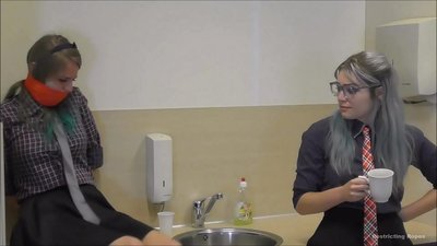 Fíkill / bundin og kæfð / kona í neyð